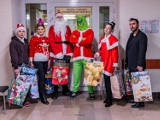 Święty Mikołaj odwiedził dzieci w kaliskim szpitalu. Wraz z Grinchem i Mikołajką wręczył im prezenty ZDJĘCIA