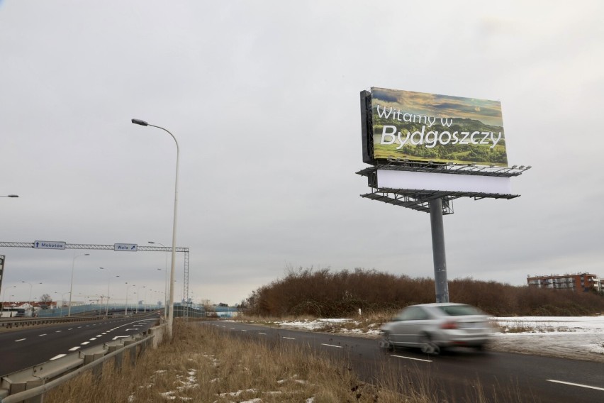 Przy wjeździe do Warszawy stanął nietypowy billboard
