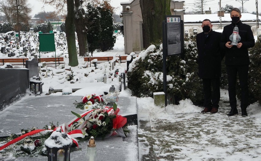 Uroczystość na cmentarzu w Brzeszczach. Uczcili pamięć ofiar Marszu Śmierci więźniów niemieckiego obozu Auschwitz-Birkenau [ZDJĘCIA]