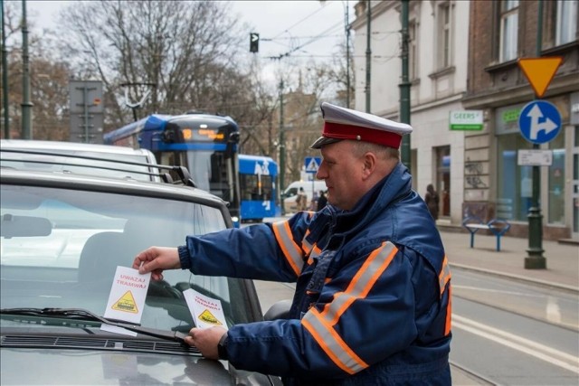 Zatrzymania na ul. Długiej to niestety nadal krakowska tradycja. Kolejna edycja akcji „Wystarczy 1 metr”