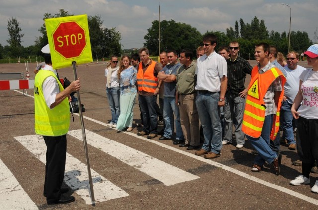 Podczas szkolenia wolontariusze uczyli się m.in przeprowadzania pieszych przez jezdnię