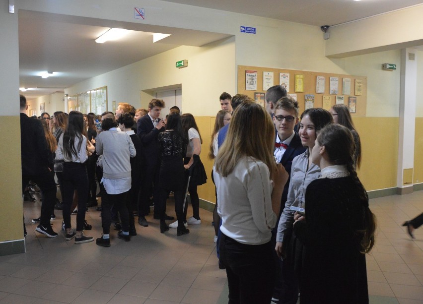 Drugi dzień testów gimnazjalnych - w Kartuskiem egzaminy przeprowadzane są bez większych przeszkód