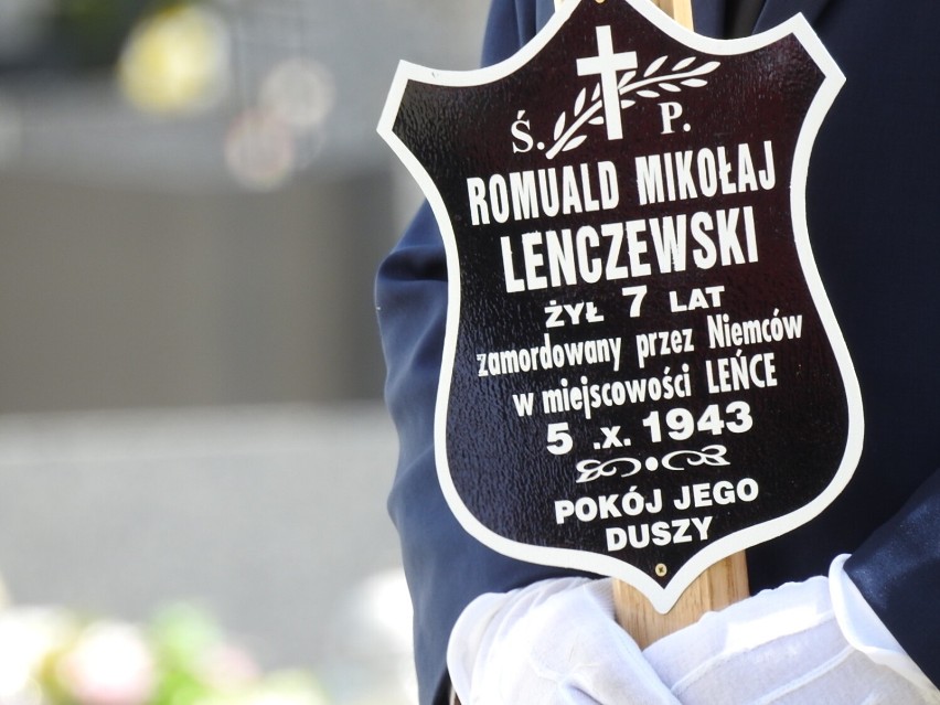 Pogrzeb Romka Lenczewskiego. Szczątki chłopca po latach pochowano w asyście wojska