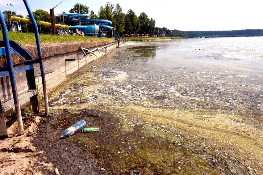 MOSiR przygotowuje się do sezonu. Na brzegu zalewu jednak...