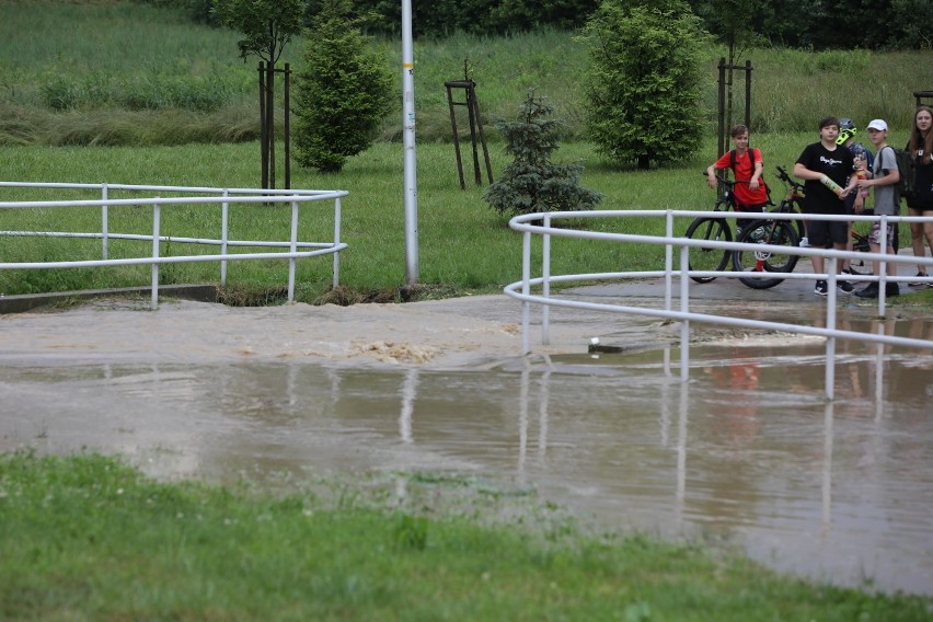 Ulewa w Rzeszowie. Znów ulice spłynęły wodą. Podtopienia na osiedlu Projektant