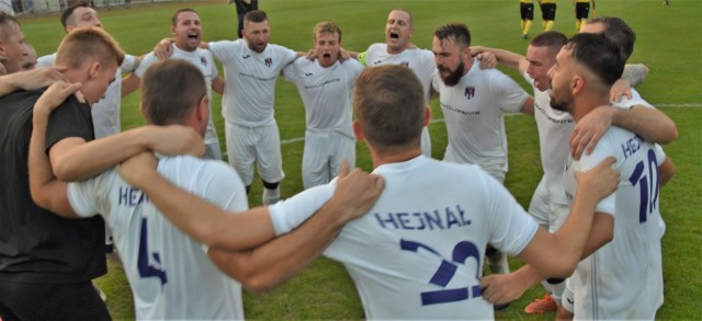 Tak cieszyli się piłkarze Hejnału Kęty po awansie do finału Pucharu Polski w oświęcimskim podokręgu po wygranym meczu z Chełmkiem 2:1.