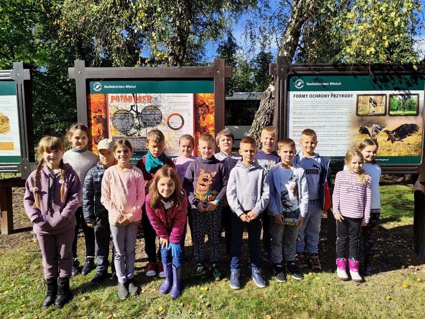 Uczniowie z wieluńskiej piątki na wycieczce w Leśnym Punkcie Edukacyjnym w Niżankowicach