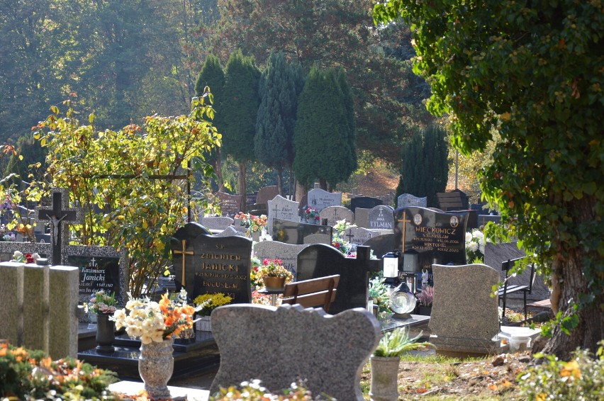 Mieszkańcy Świebodzina porządkują groby swoich bliskich.