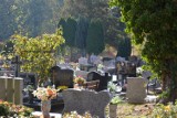 Na świebodzińskim cmentarzu trwają przygotowania do Wszystkich Świętych. Mieszkańcy i pracownicy robią porządki