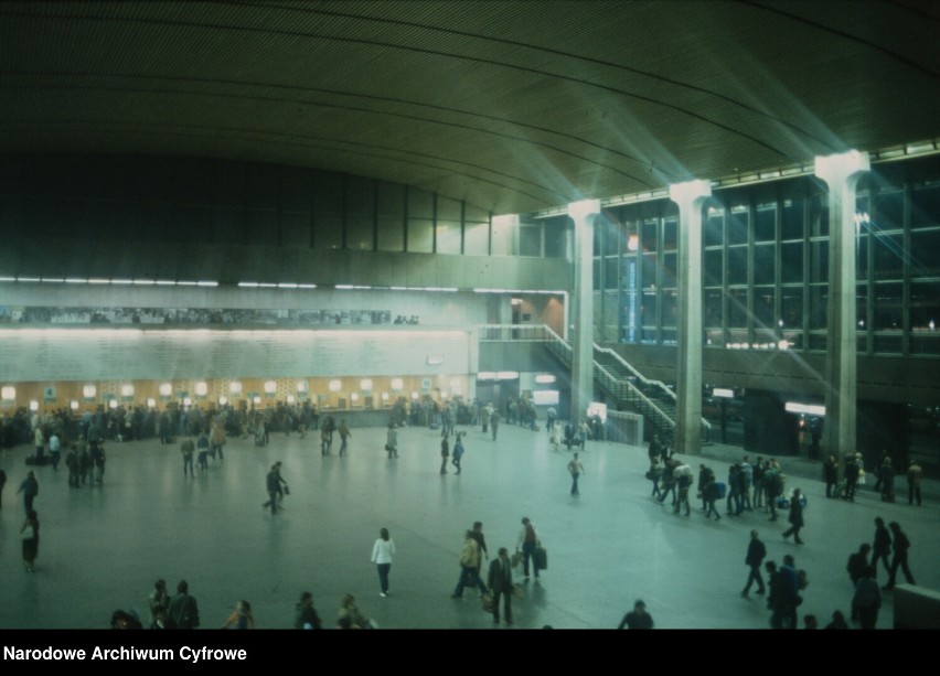 Widok na stację Warszawa Centralna w nocy (1977/1978)
