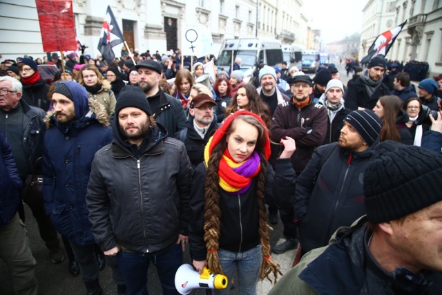 Kolejny etap strajku kobiet w Warszawie właśnie się rozpoczął. Manifestanci zebrali się około godziny 15 na ulicy Miodowej, gdzie siedzibę ma Ministerstwo Zdrowia i Kuria Metropolitalna. Marsz ma udać się w kierunku centrum, pod Rotundę.