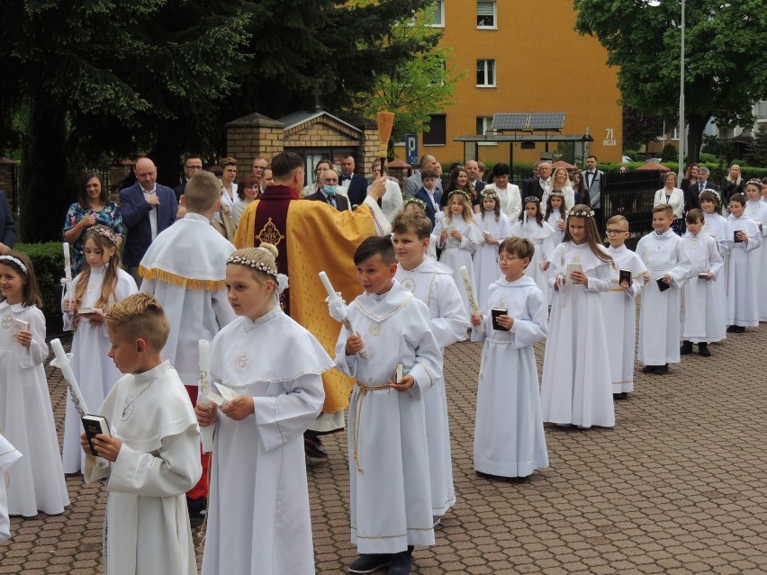 Pierwsza niedzielna grupa przystąpiła do sakramentu Pierwszej Komunii Świętej w parafii pw. św. Wojciecha