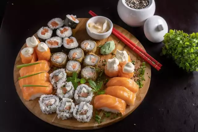 Przedstawiamy ranking 10 najlepszych restauracji z sushi w Poznaniu według ocen użytkowników Google. Pod uwagę wzięliśmy te z oceną powyżej 4,5 i liczbą opinii powyżej 100. Może znajdziesz tu swoją ulubioną!

Uwielbiasz sushi? Zobacz naszą galerię i dowiedz się, gdzie zjeść najlepsze w Poznaniu ---->