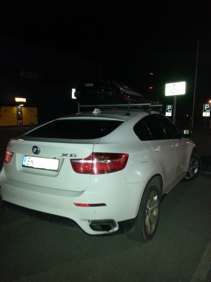 Białe BMW X6 - bez żadnej karty inwalidy za szybą,...