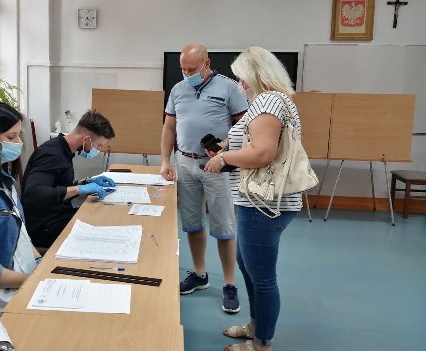 Mieszkańcy gminy Grodzisk spełniają obywatelski obowiązek i głosują w wyborach