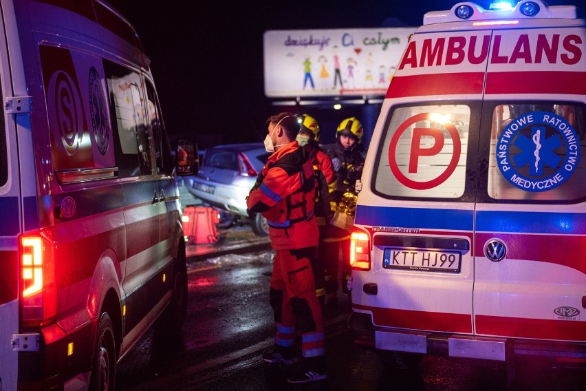 Zakopianka. Nocny wypadek czterech samochodów. Cztery osoby trafiły do szpitala 