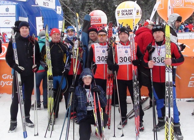Wspólne zdjęcie narciarzy z powiatu tarnogórskiego podczas tegorocznego Biegu Piastów