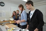 Radocza.Polacy i Holendrzy wymienili przepisy kulinarne i wspólnie przygotowali przysmaki w kuchni.