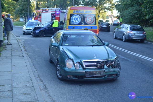 Zderzenie forda i mercedesa na ulicy Lipnowskiej we Włocławku