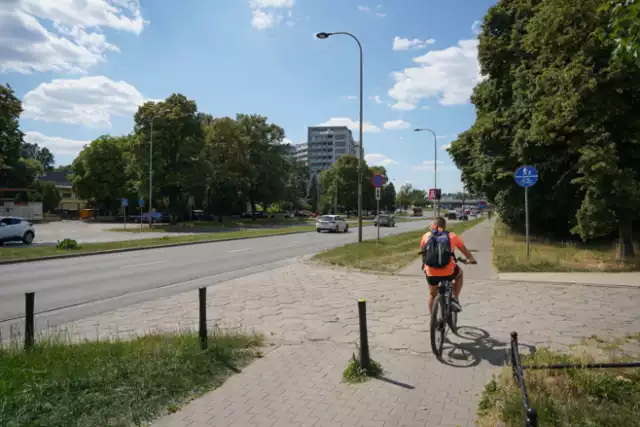 Rondo Zesłańców Syberyjskich jest jednym z bardziej ruchliwych miejsc na drogowej mapie Warszawy. O modernizacji mówi się już od dawna, ponieważ funkcjonują tam doraźne rozwiązania sprzed wielu lat. Teraz Zarząd Dróg Miejskich ogłosił, że w przetargu na zaprojektowanie przebudowy Ronda Zesłańców Syberyjskich zgłosiła się jedna firma.