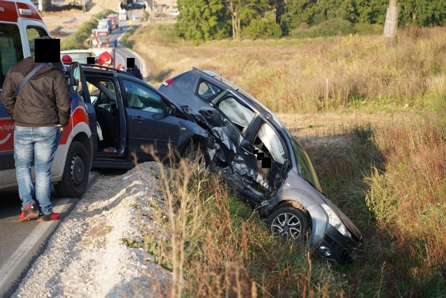 W wypadku zostały poszkodowane cztery osoby, w tym jedno dziecko. Trafiło ono pod opiekę Zespołu Ratownictwa Medycznego.

Zobacz zdjęcia z miejsca wypadku >>