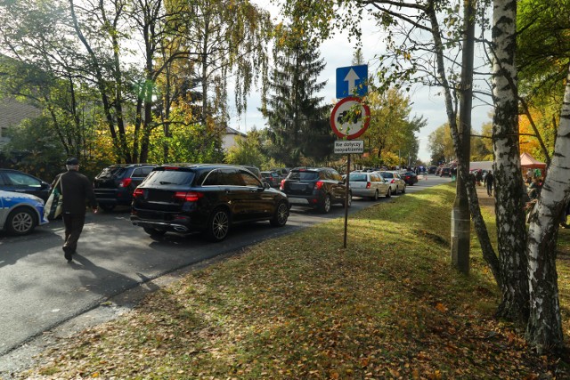 Coraz ciężej znaleźć miejsce parkingowe w rejonie cmentarza w Olkuszu