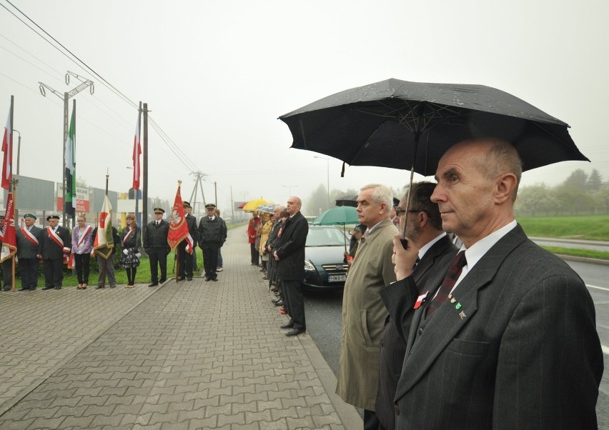 3 maja Jastrzębie: Jastrzębianie złożyli wiązanki kwiatów pod pomnikiem w Bziu. FOTO