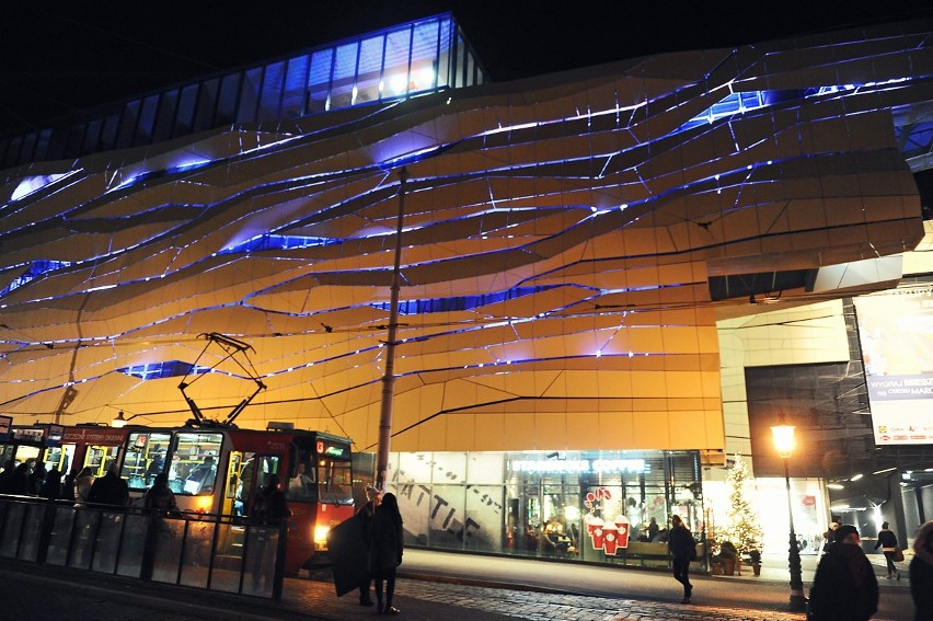 Galeria MM w Poznaniu z nowym oświetleniem fasady