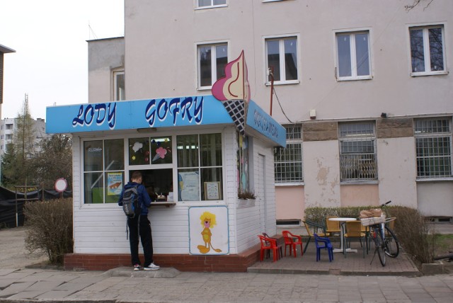 Budka z lodami i goframi na Biskupinie, Wrocław, ul. Orłowskiego