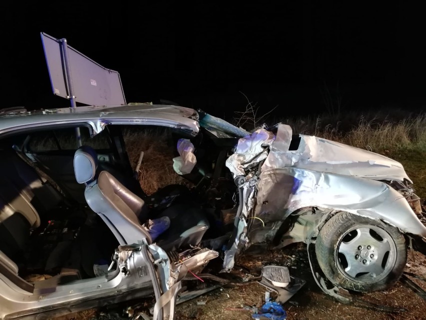 Gm. Nowy Staw. Wypadek w Tralewie [ZDJĘCIA]. Policja: 19-letni kierowca z powiatu sztumskiego był pijany