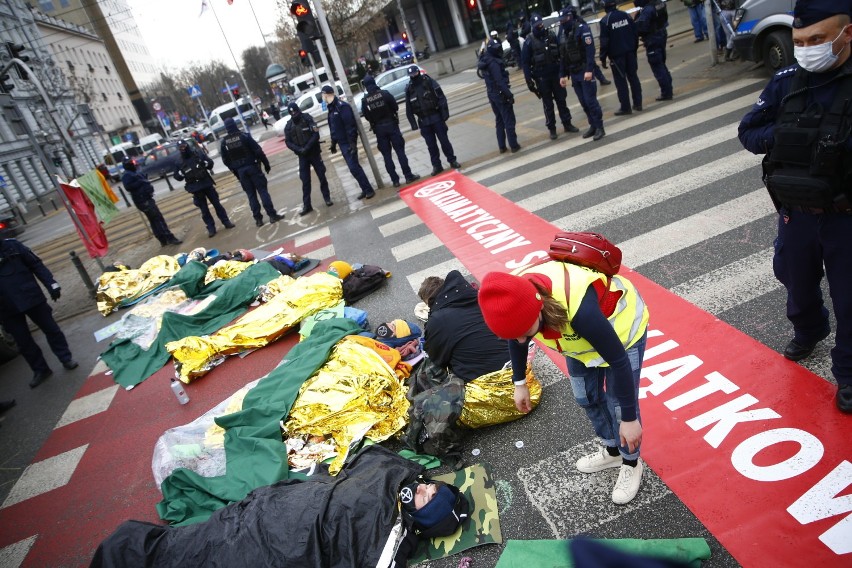Protest aktywistów klimatycznych w Warszawie. Zablokowane centrum miasta