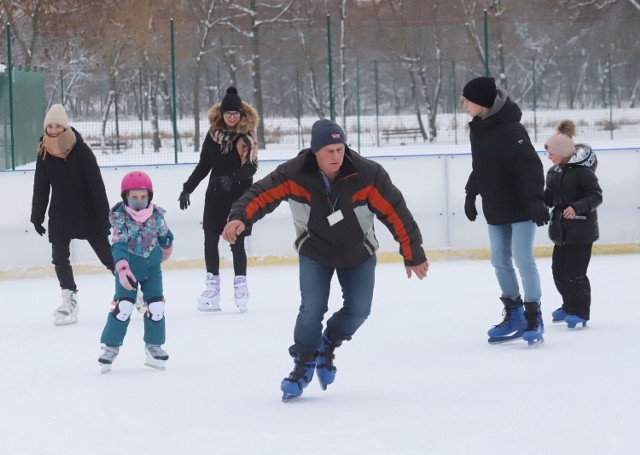 W niedzielę, 18 grudnia wiele osób postanowiło skorzystać z pięknej  zimowej pogody i wybrać się na łyżwy na radomskie lodowisko przygotowane przez Miejski Ośrodek Sportu i Rekreacji. Cieszy się ono  dużym zainteresowaniem wśród dzieci, młodzieży oraz dorosłych. Na miejscu jest wypożyczalnia  łyżew. Do tego sprzyja fantastyczna pogoda, kilka stopni mrozu. Nic tylko się wybrać na łyżwy na Borki.

W sobotę również działo się na Borkach

Zobaczcie zdjęcia na kolejnych slajdach.