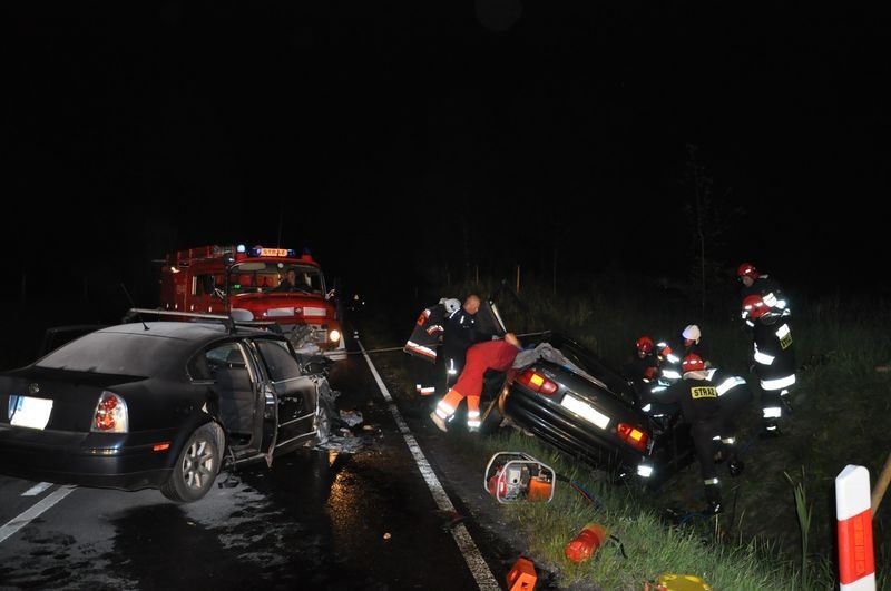 W wyniku uderzenia ford wpadł do rowu i dachował. Kierowcę i...