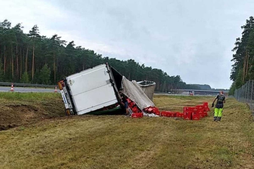 Tir przewrócił się na autostradzie, piwo wylało się do rowu [zdjęcia]