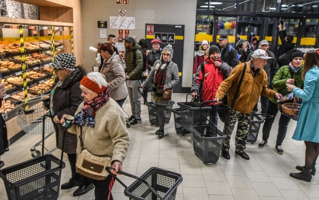 Inflacja ciągle daje o sobie znać. Jeśli chcecie zaoszczędzić, zobaczcie nasze zestawienie promocji na początek listopada. Rabaty i upusty czekają m.in. w takich sklepach jak Lidl, Biedronka, Kaufland, Netto czy Aldi. Sprawdźcie, gdzie warto wybrać się na zakupy.