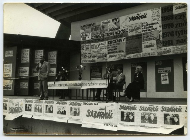 Wiec wyborczy w Wieluniu, maj 1989 roku. U dołu, trzeci od prawej, plakat Stanisława Strózika z liderem Solidarności