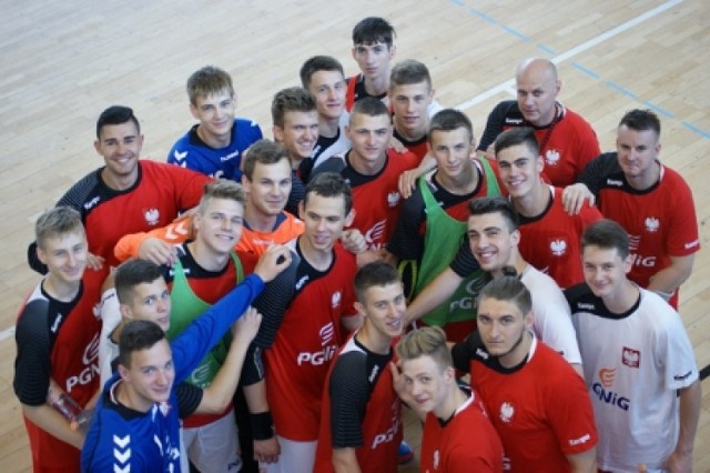 Na zdjęciu reprezentacja Polski juniorów, czyli chłopcy urodzeni w 1998 r. lub młodsi
