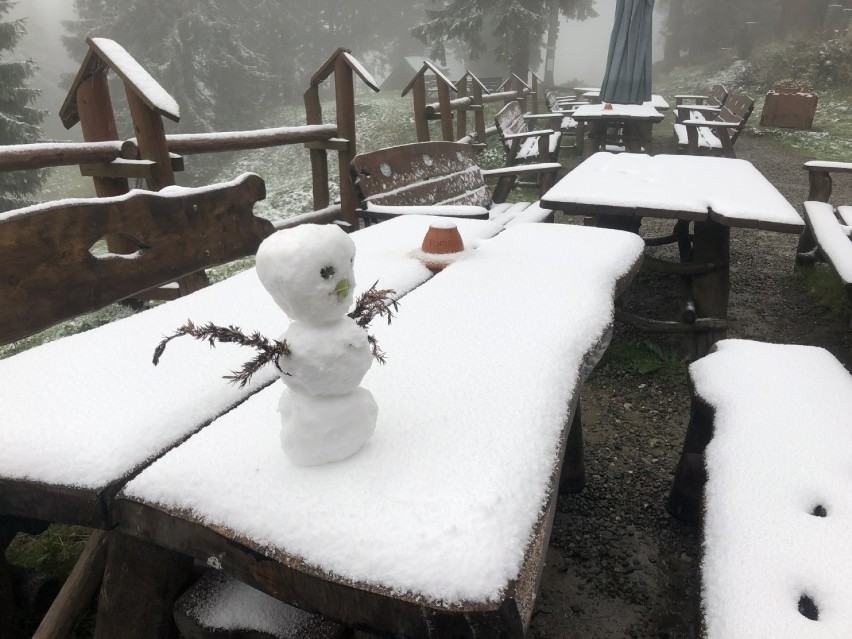 Pierwszy śnieg w Beskidach. Czy w tym roku zima przyjdzie wcześniej? [ZDJĘCIA]