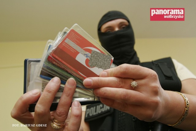 Zatrzymanemu przez policję 17-latkowi, który przywłaszczył i używał znalezioną kartę bankomatową grozi do 10 lat pozbawienia wolności