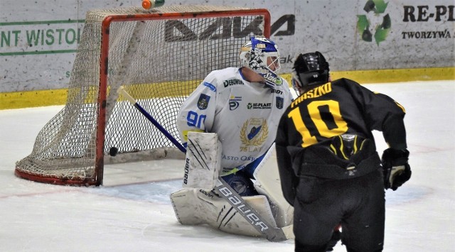 Otwarcie hokejowego finału: GKS Katowice - Re-Plast Unia Oświęcim 4:2. Katowiczanie łatwo "dziurawili" bramkę oświęcimian.