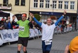 Zobacz ZDJĘCIA z trasy 21. PKO Półmaratonu dookoła Jeziora Żywieckiego. Po zaciętej rywalizacji wygrał Artur Olejarz.