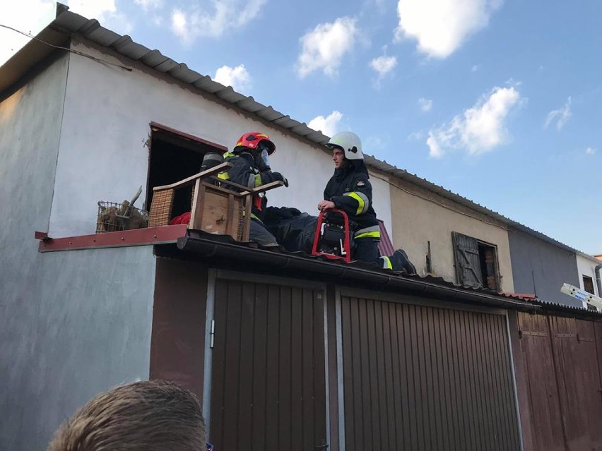 Pożar garażu w Szamocinie. Spłonął samochód i wyposażenie [ZDJĘCIA]