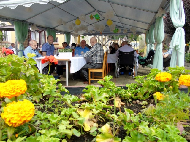 DPS w Jarogniewicach stara się umilić czas mieszkańcom. Specjalnie dla nich do Jarogniewic przyjechała... restauracja