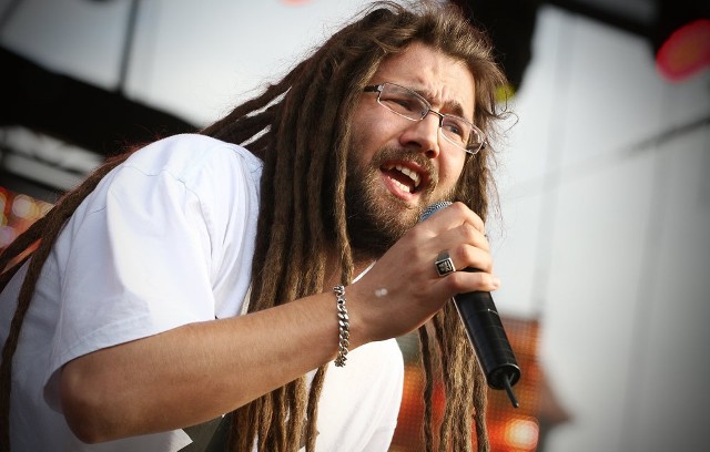 Ras Luta to chyba najbardziej rozpoznawany wokalista sceny reggae w Polsce. Od 8 lat związany z Eastwest Rockers, równolegle rozwija solową karierę. Na początku marca 2013 ukazuje się jego druga solowa płyta 'Uratuj siebie'.

Koncert Ras Luty w Szczecinie
