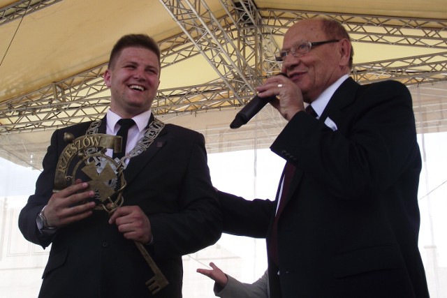 Damian Pochroń przewodniczacy Samorządu Studenckiego PRz oraz Tadeusz Ferenc prezydent Rzeszowa. Fot. Piotr Wrotny