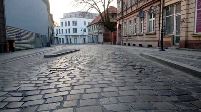 Uszkodzona nawierzchnia na ul Bolesława Krzywoustego we Wrocławiu.