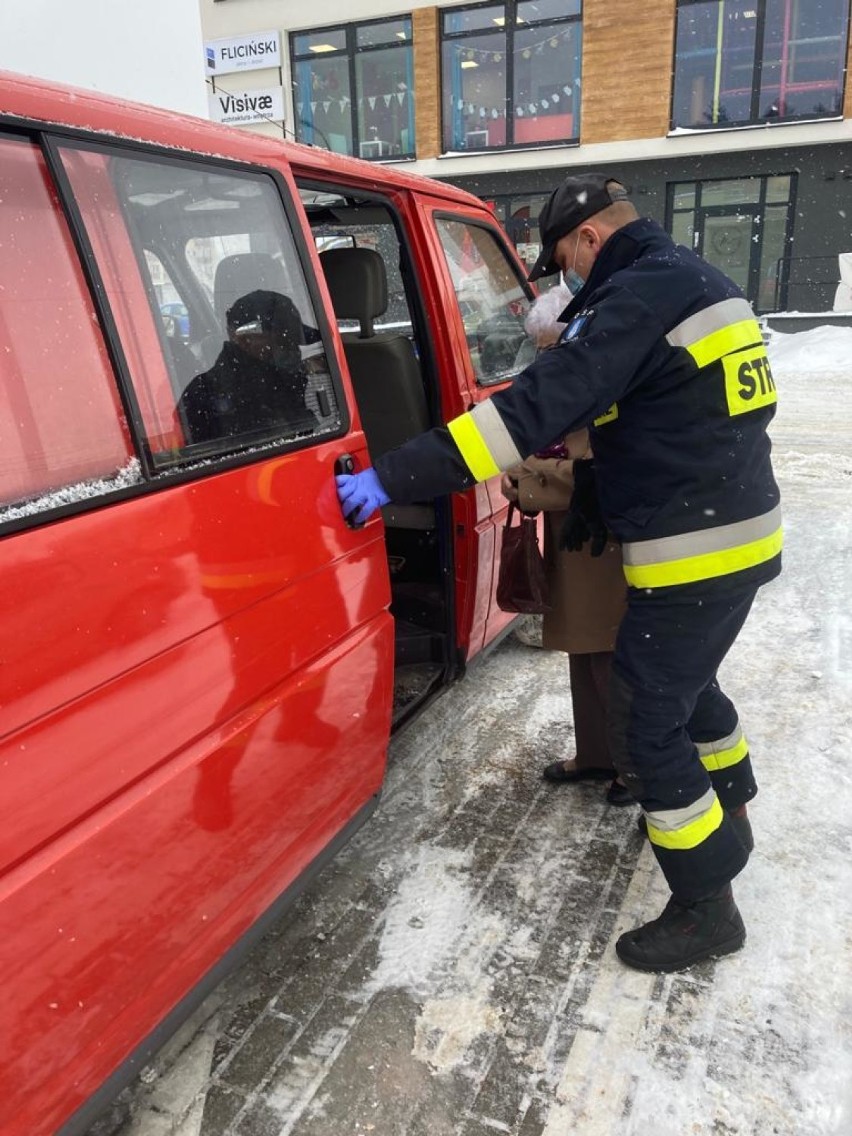 Strażacy mogą pomóc, dowożąc mieszkańców powiatu żnińskiego...