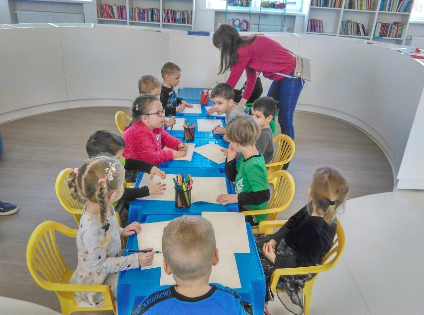 Uczniowie z przedszkola nr 3 w bibliotece