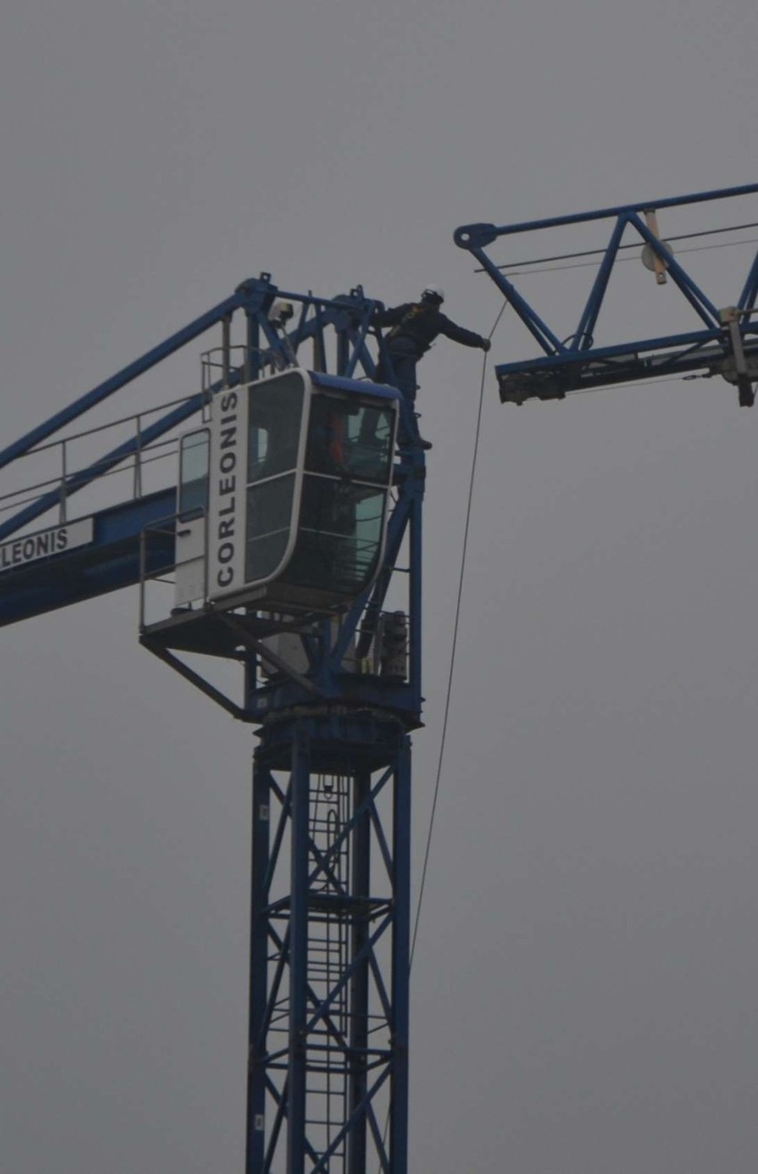 Tak powstawały żurawie wieżowe na placu budowy galerii handlowej Dekada w Malborku