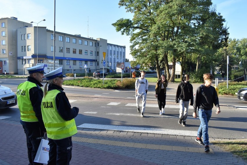 Policjanci ze złotowskiej komendy dbają by droga do szkoły była bezpieczna